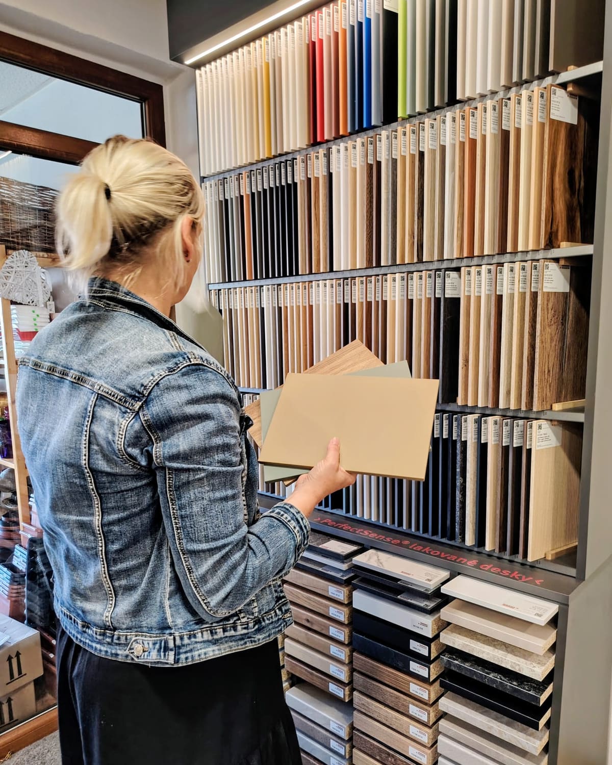 Petra Stříhavková vybírá vzorky materiálů ve svém studiu